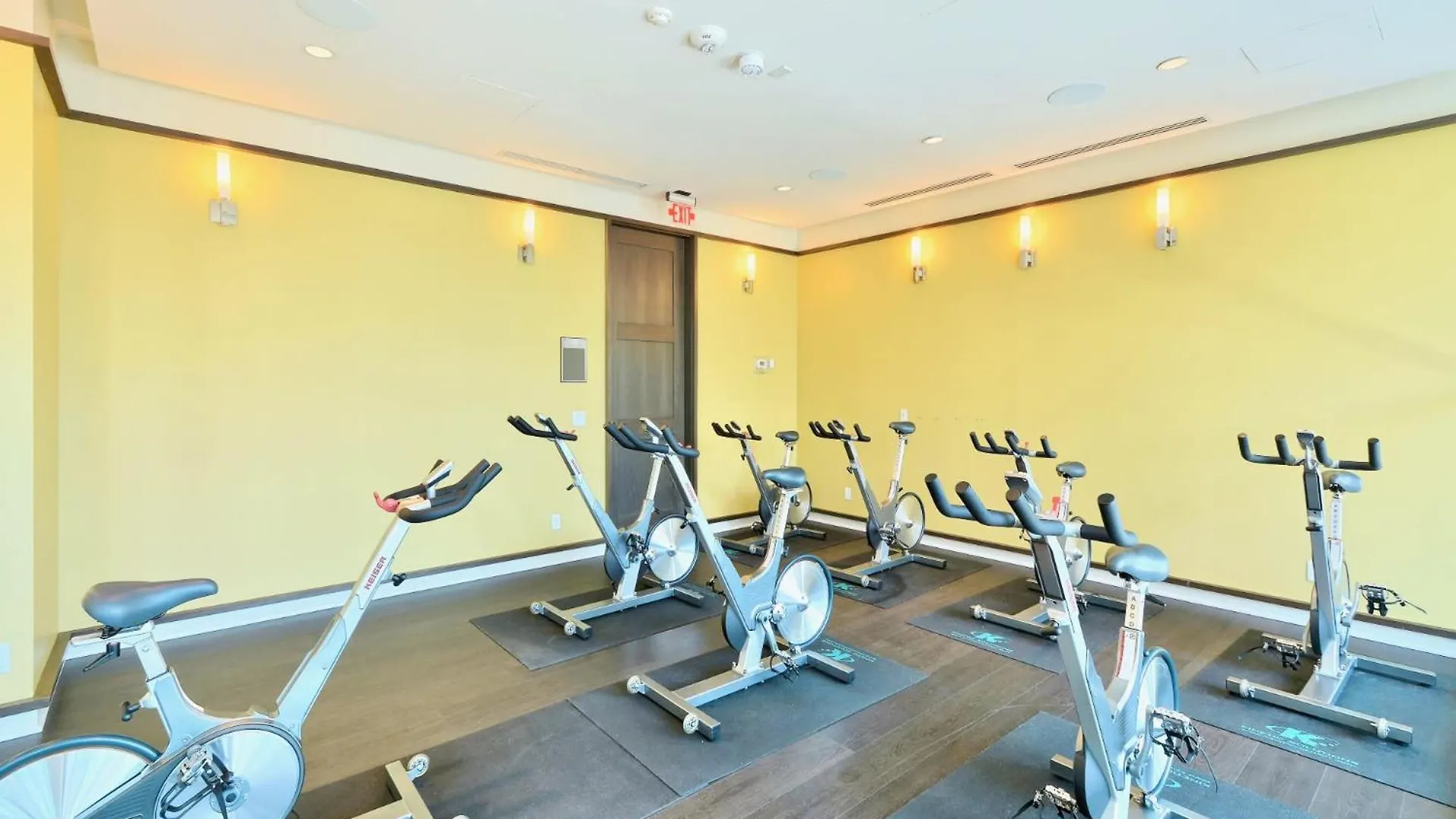 Spacious Condo W Stunning Views Of Downtown Toronto Canada