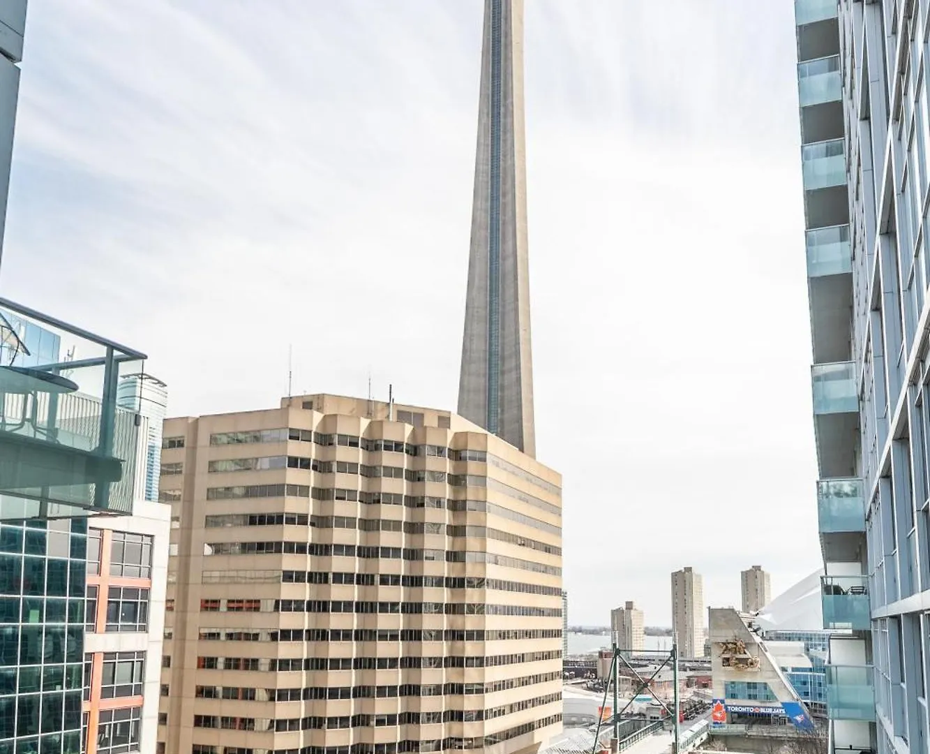 Spacious Condo W Stunning Views Of Downtown Toronto
