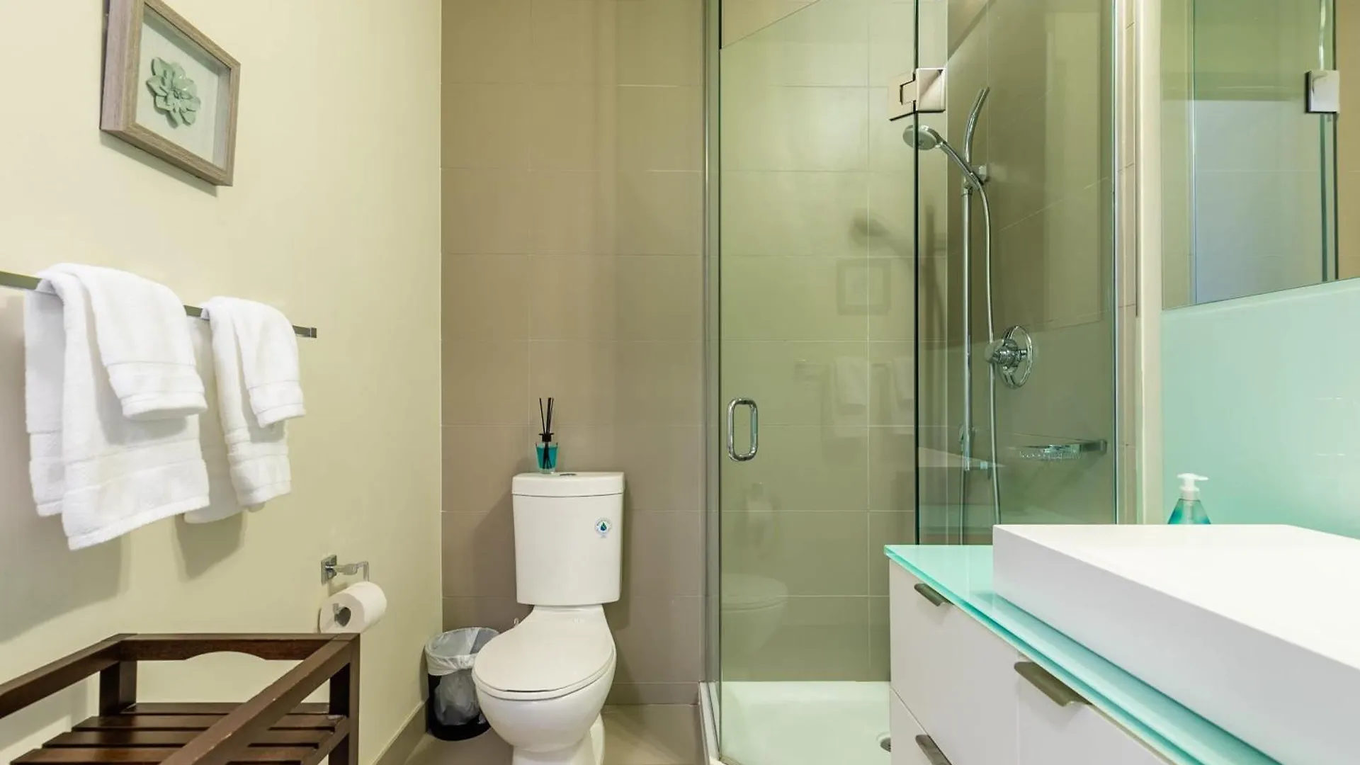 Spacious Condo W Stunning Views Of Downtown Toronto