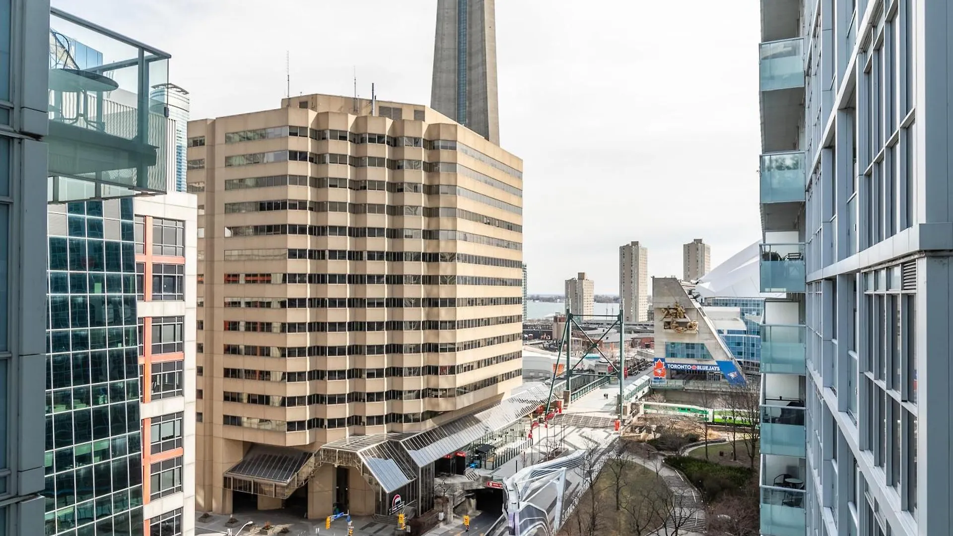 Spacious Condo W Stunning Views Of Downtown Toronto