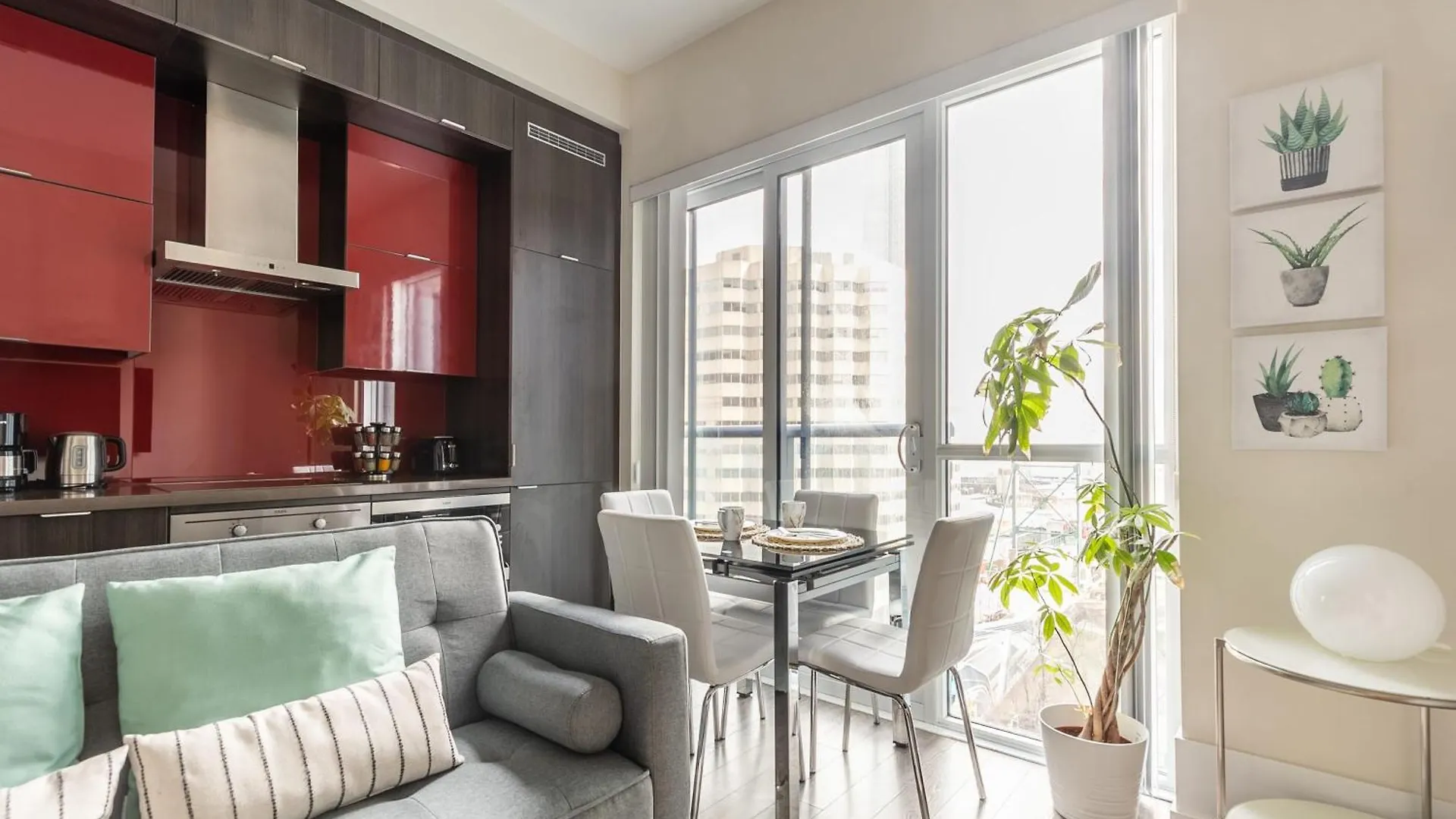 Spacious Condo W Stunning Views Of Downtown Toronto