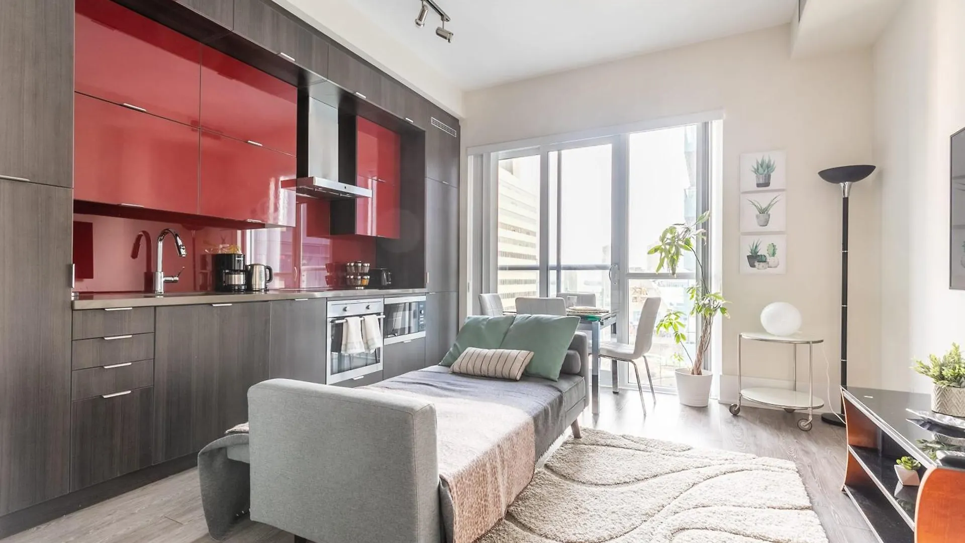 Spacious Condo W Stunning Views Of Downtown Toronto
